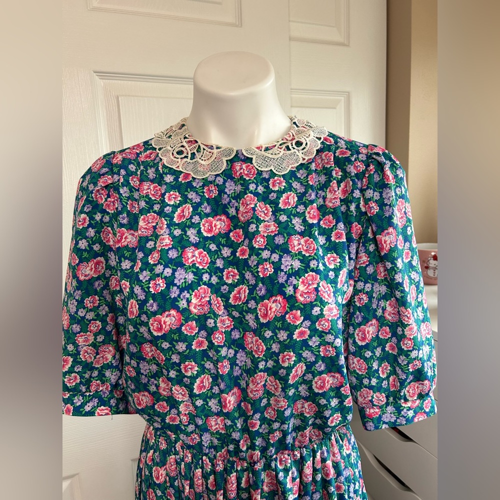 Breli Originals Vintage Floral Pleated Dress with Lace Collar - Picture 3 of 12